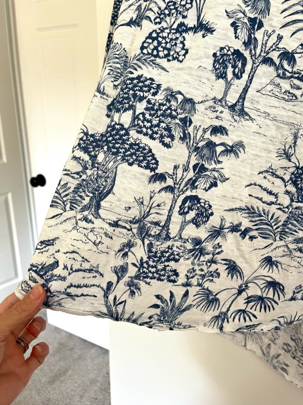Nicole Miller 2X Linen Blue & White Tropical Printed V-Neck Women’s Blouse Top - Picture 4 of 6